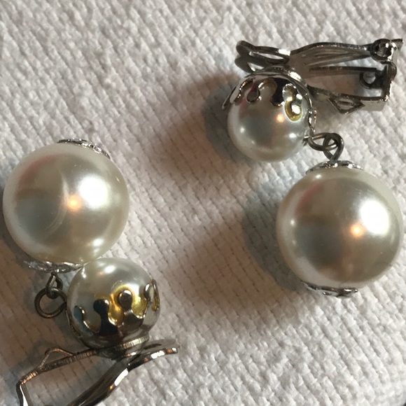Lot of Vintage Faux Pearl Earrings - Picture 7 of 8